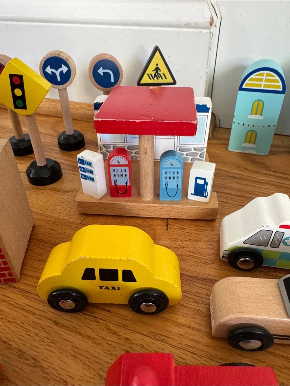 Title: Mixed Wooden Town & Vehicle Lot - Compatible with Thomas Train Tracks